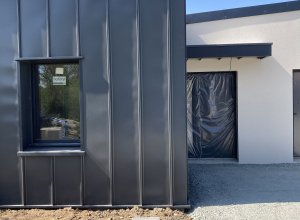 Bardage à joint debout de type Mauka line et couverture bac acier